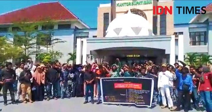 Tak Kunjung Perbaiki Jalan Rusak, Massa Desak Kadis PUPR Bima Dicopot