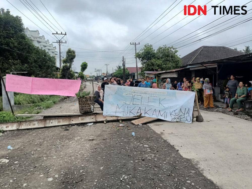 Perbaikan Dinilai Setengah Hati, Warga Blokir Jalan Umar Baki Binjai