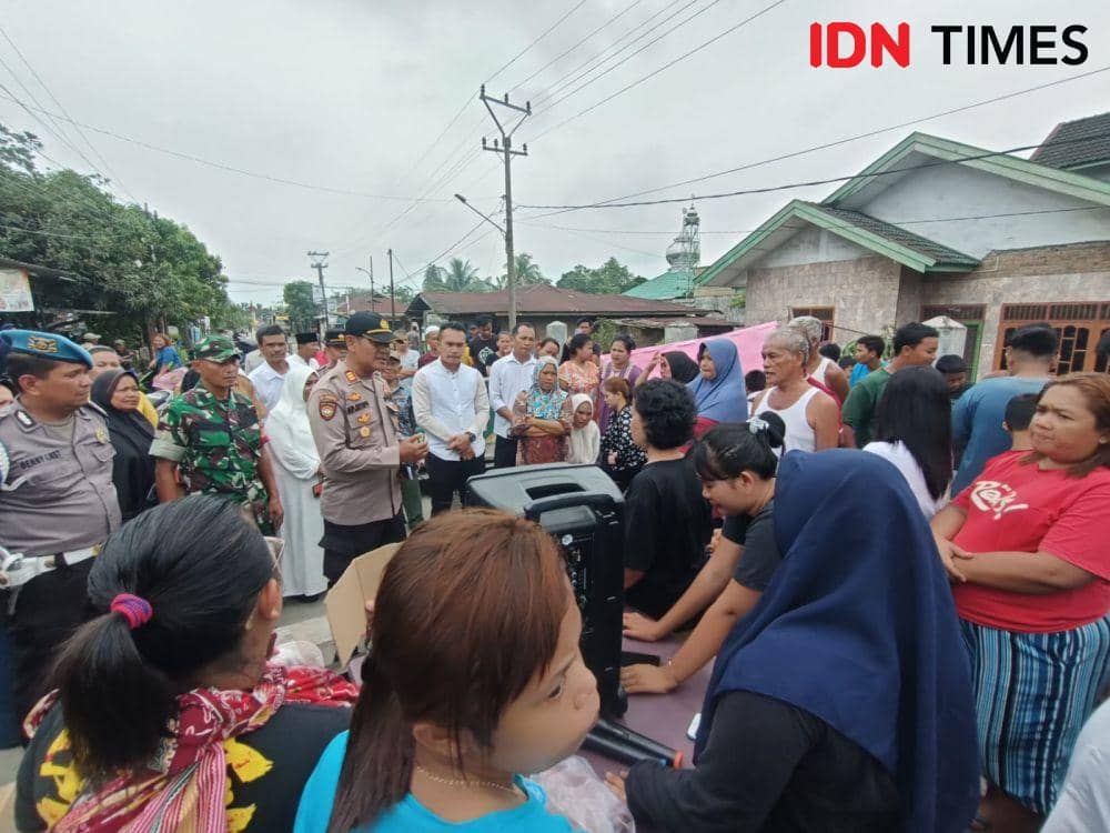Warga Binjai yang melakukan pemblokiran jalan akibat pengerjaan setengah hati (IDN Times/ Bambang Suhandoko)