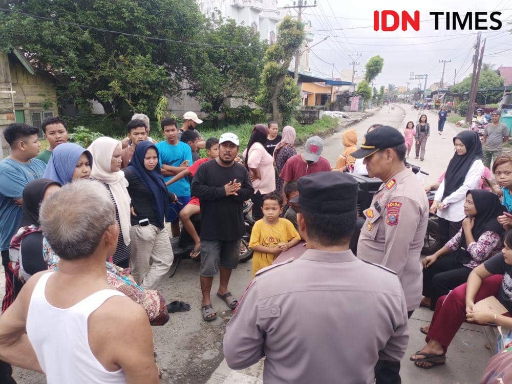 Warga Binjai yang melakukan pemblokiran jalan akibat pengerjaan setengah hati (IDN Times/ Bambang Suhandoko)