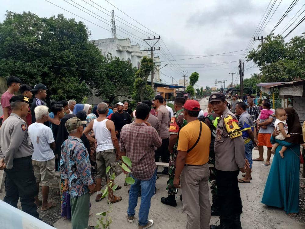 Warga Binjai yang melakukan pemblokiran jalan akibat pengerjaan setengah hati (IDN Times/ Bambang Suhandoko)