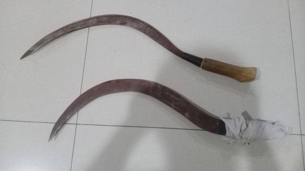 Barang bukti 2 celurit remaja geng motor di Bandar Lampung. (IDN Times/Istimewa).