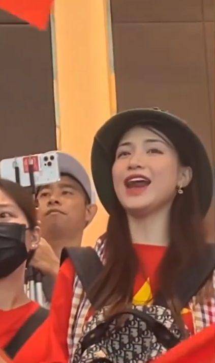 potret gemas Hoa Minzy kalah teriak dari suporter Indonesia (instagram.com/hoaminzy_rose)