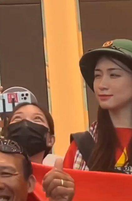potret gemas Hoa Minzy kalah teriak dari suporter Indonesia (instagram.com/hoaminzy_rose)