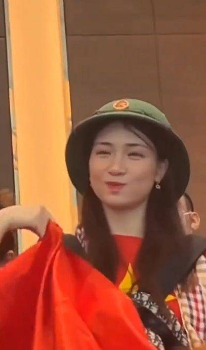potret gemas Hoa Minzy kalah teriak dari suporter Indonesia (instagram.com/hoaminzy_rose)