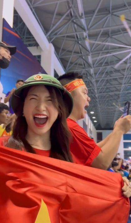 potret Gemas Hoa Minzy kalah teriak dari suporter Indonesia (instagram.com/hoaminzy_rose)