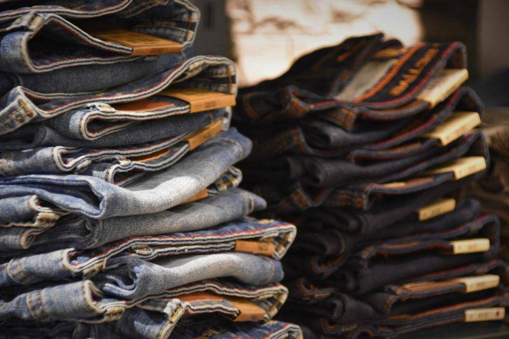 Ilustrasi produk jeans (pexels.com/Waldemar)