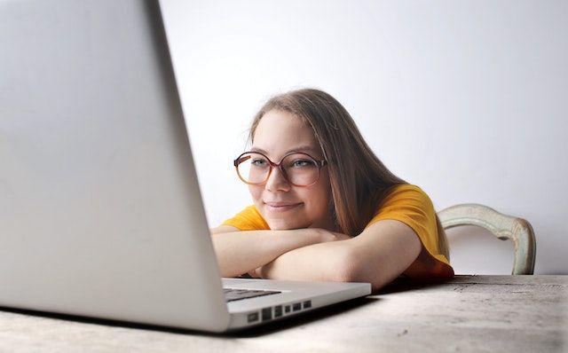 Ilustrasi wanita sedang menonton di laptop (Pexels/Andrea Piacquadio)