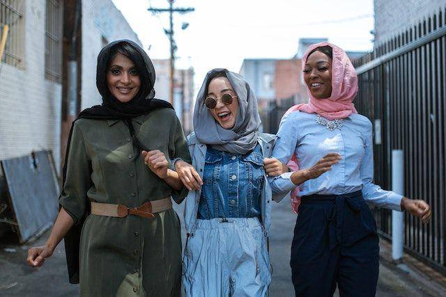ilustrasi perempuan berjalan beriringan (pexels.com/RDNE Stock Project)