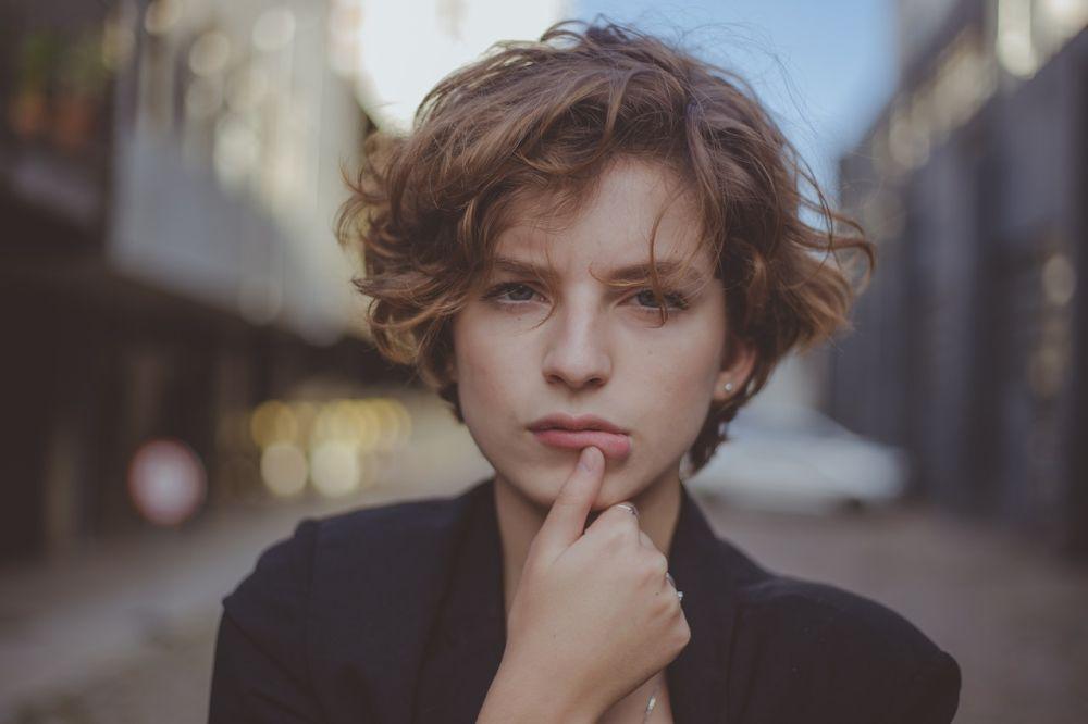 ilustrasi rambut pendek (pexels.com/Samantha Garrote)