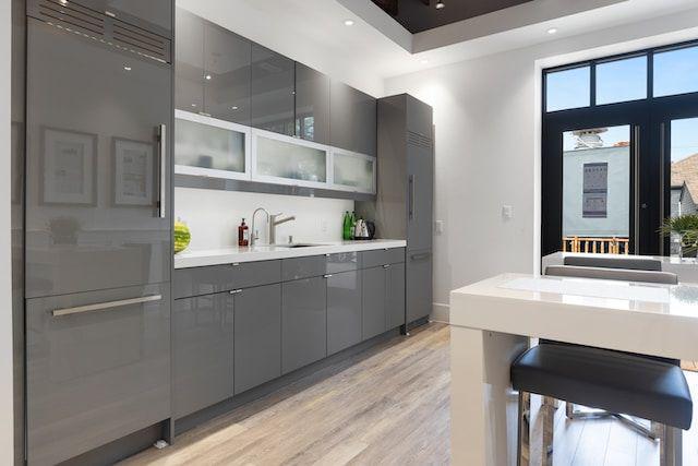 Kabinet dapur abu-abu (Unsplash.com/Point3D Commercial Imaging Ltd.)