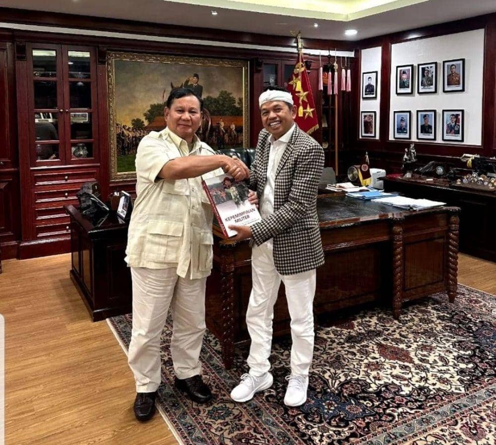 Mantan Bupati Purwakarta, Dedi Mulyadi berfoto bersama dengan Ketum Gerindra, Prabowo Subianto di ruang kerjanya. (www.instagram.com/@dedimulyadi71)