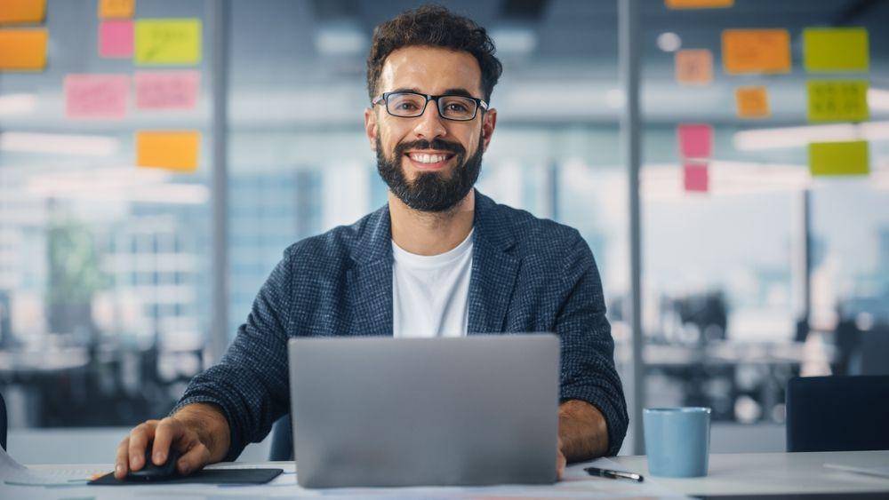 Cowok yang ingin terus berkembang (Shutterstock/Gorodenkoff)