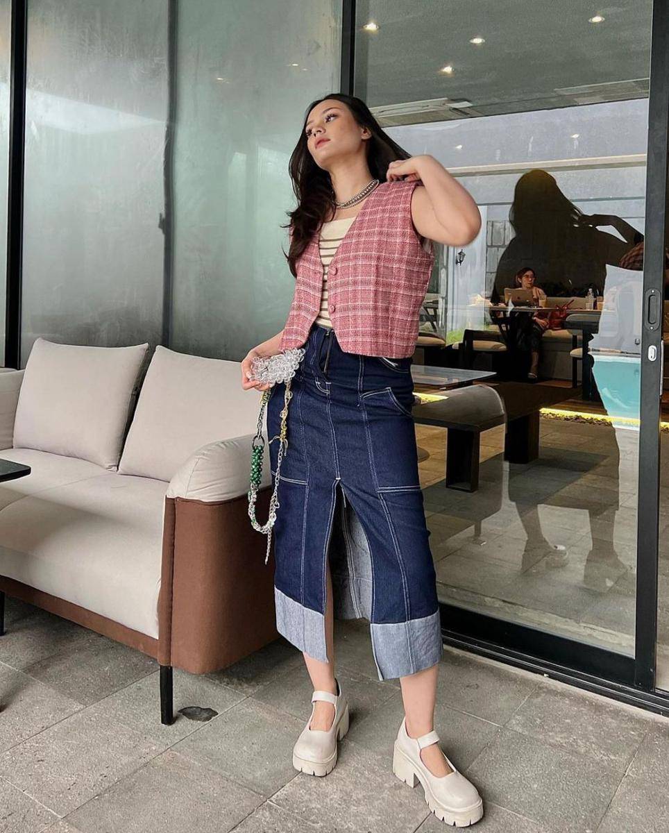 ide mix and match outfit dengan rok denim (instagram.com/adifanadira)