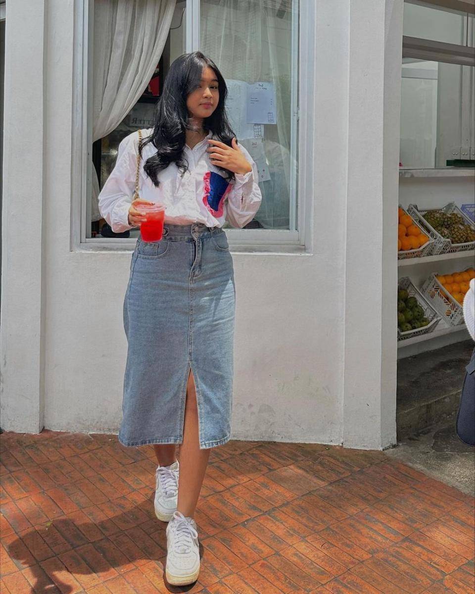 ide mix and match outfit dengan rok denim (instagram.com/allyasyakilaa)