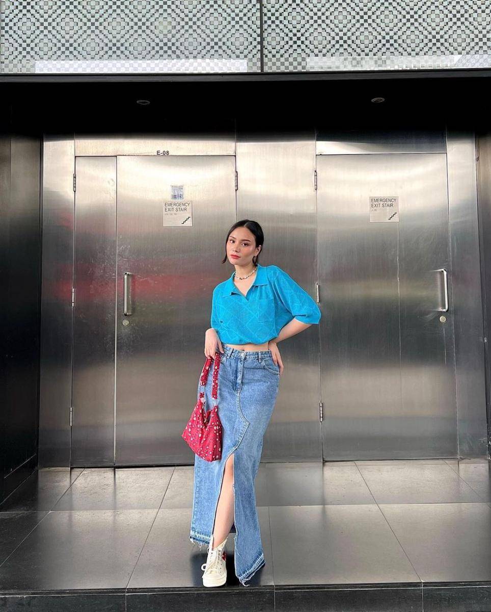 ide mix and match outfit dengan rok denim (instagram.com/adifanadira)