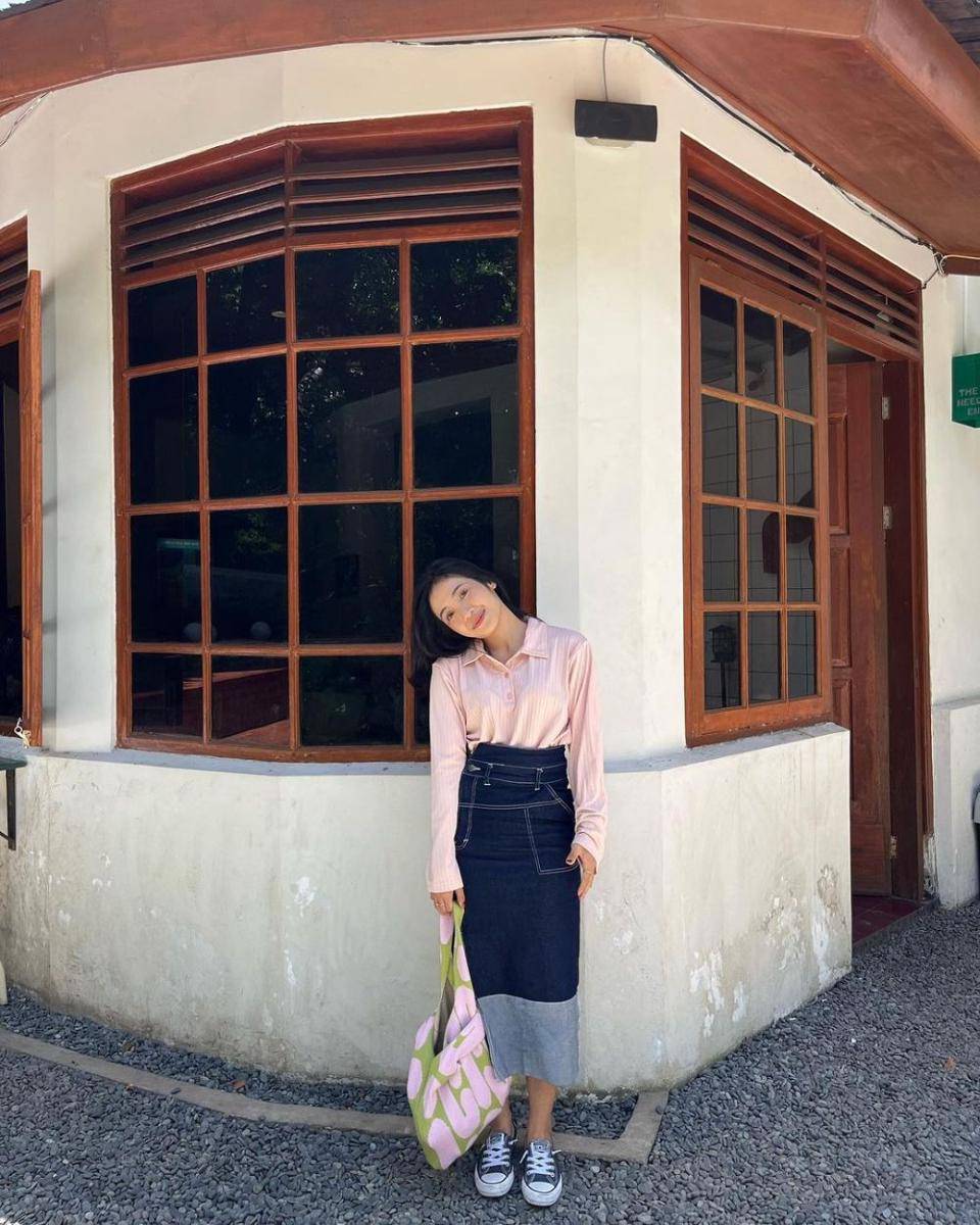 ide mix and match outfit dengan rok denim (instagram.com/darinestyp)