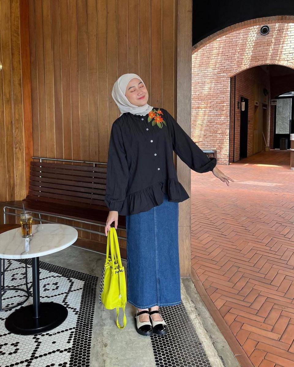 ide mix and match outfit dengan rok denim (instagram.com/adindavld)