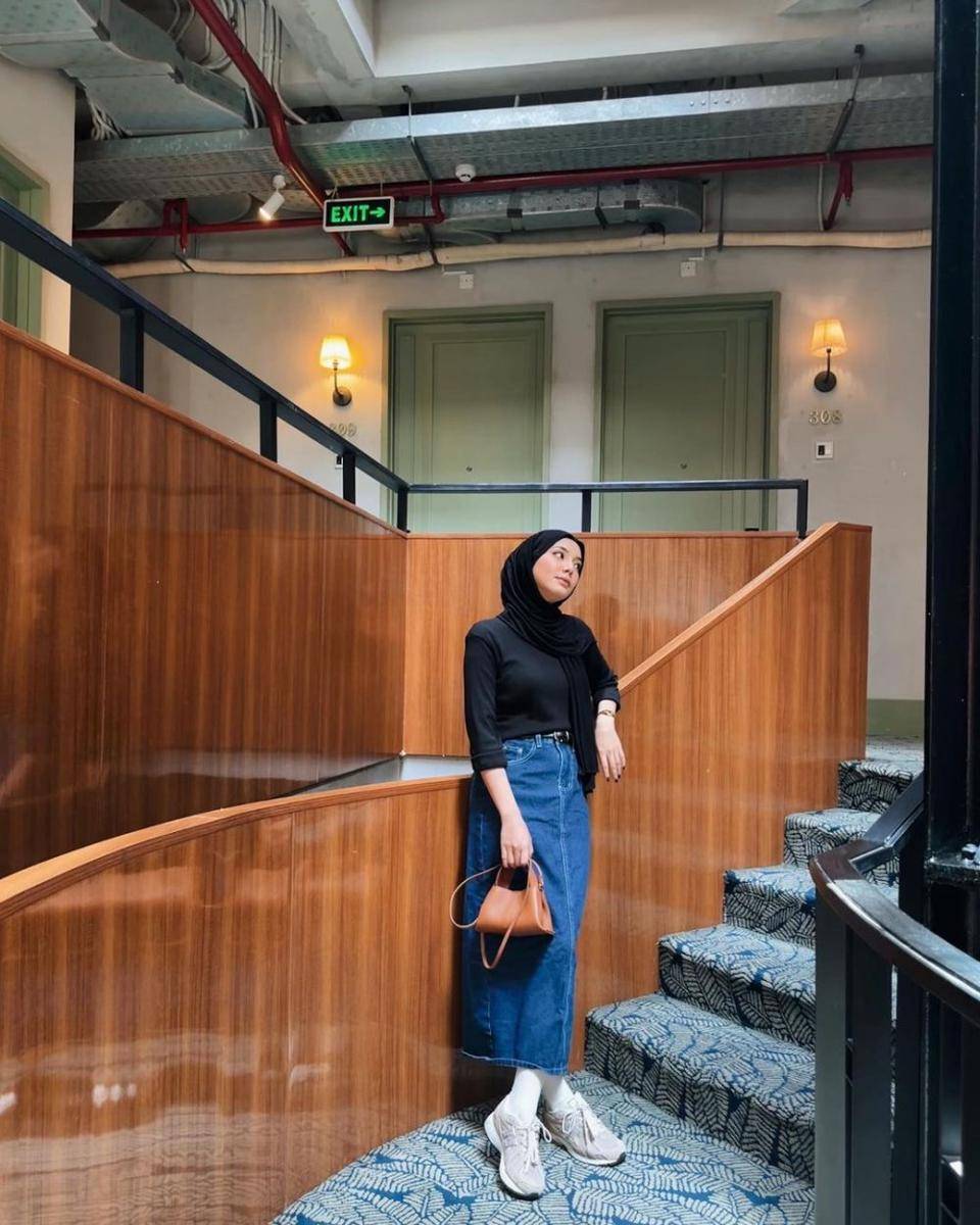 ide mix and match outfit dengan rok denim (instagram.com/hus.naaa)