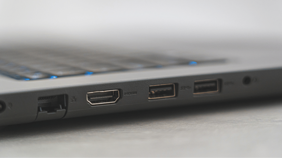 Port usb pada laptop (pixels.com/Castorly Stock)