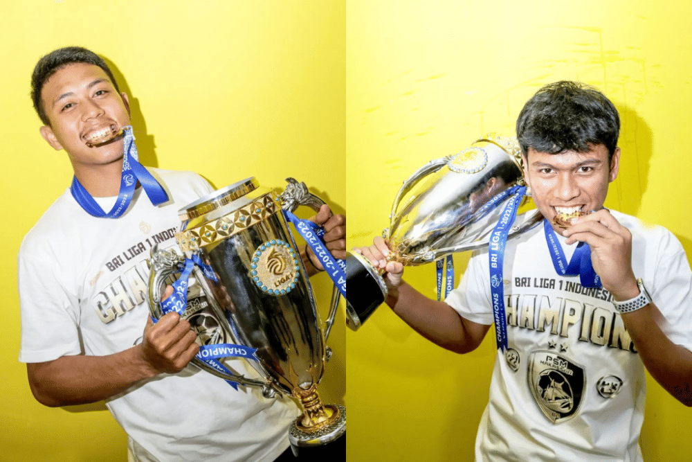 Dua kiper PSM Makassar, Muhammad Ardiansyah (kiri) dan Raka Octa Bernanda (kanan), berpose bersama trofi juara Liga 1 2022-23. (Instagram.com/psm_makassar)