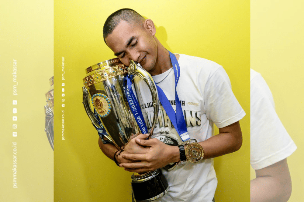 Dua kiper PSM Makassar, Muhammad Ardiansyah (kiri) dan Raka Octa Bernanda (kanan), berpose bersama trofi juara Liga 1 2022-23. (Instagram.com/psm_makassar)
