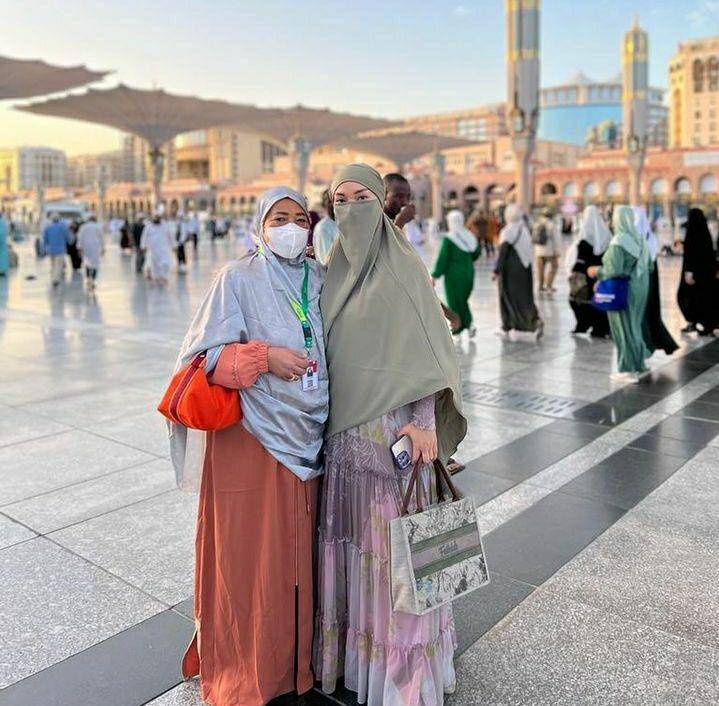 potret Zakia Gotik dan keluarga umrah (instagram.com/zaskia_gotix)