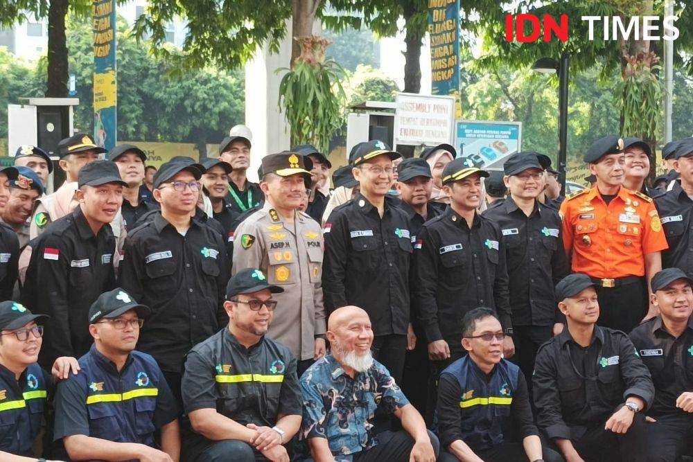 Menteri Kesehatan Budi Gunadi Sadikin memberikan penghargaan kepada Tim Cadangan Kesehatan Indonesia di Kemenkes, Senin (15/5/2023). (IDN Times/Dini Suciatiningrum)