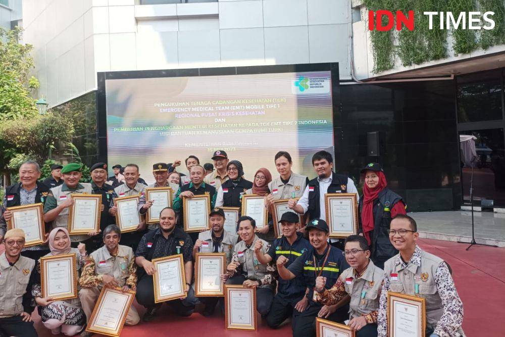 Menteri Kesehatan Budi Gunadi Sadikin memberikan penghargaan kepada Tim Cadangan Kesehatan Indonesia di Kemenkes, Senin (15/5/2023). (IDN Times/Dini Suciatiningrum)