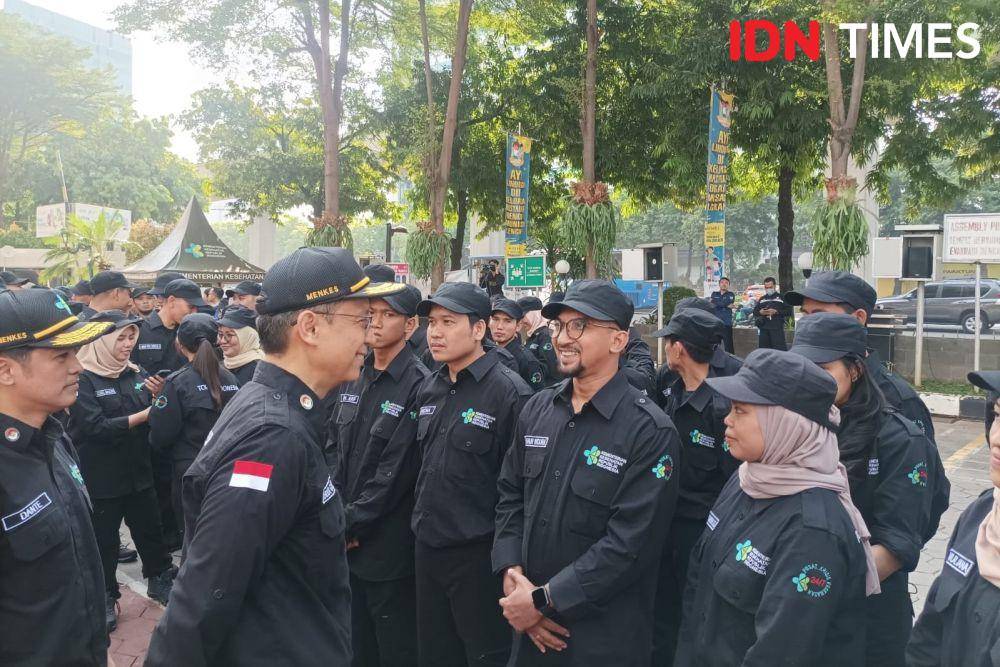 Menteri Kesehatan Budi Gunadi Sadikin memberikan penghargaan kepada Tim Cadangan Kesehatan Indonesia di Kemenkes, Senin (15/5/2023). (IDN Times/Dini Suciatiningrum)