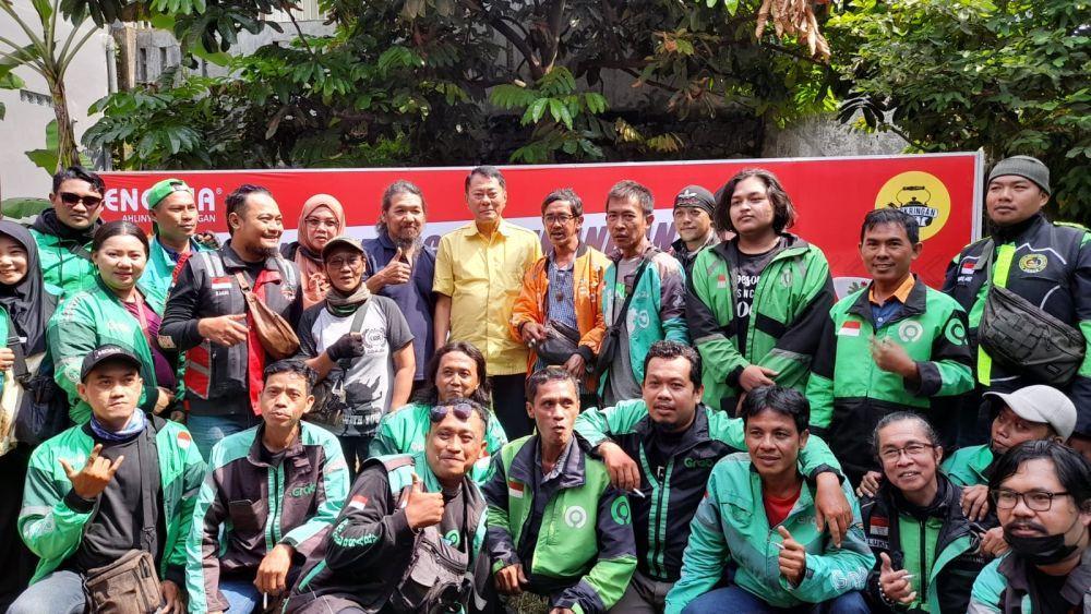 Komunitas Driver Online Bergerak (DOB) melakukan pertemuan dengan Wakil Bendahara PMI, Jacobus Dwihartanto terkait keterlibatan mereka sebagai sukarelawan. (dok. Komunitas DOB)