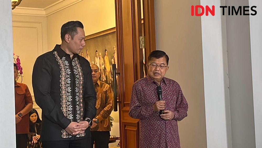 Ketua Umum Partai Demokrat Agus Harimurti Yudhoyono (AHY) bertemu dengan Wakil Presiden ke-10 dan 12 RI Jusuf Kalla, Senin (15/5/2023) (IDN Times/Aryodamar)