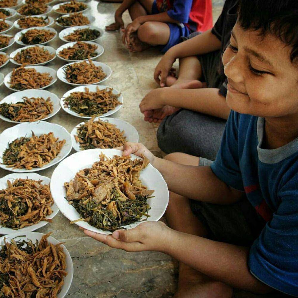 menghidangkan kolak ayam khas Gresik (instagram.com/mediagress)