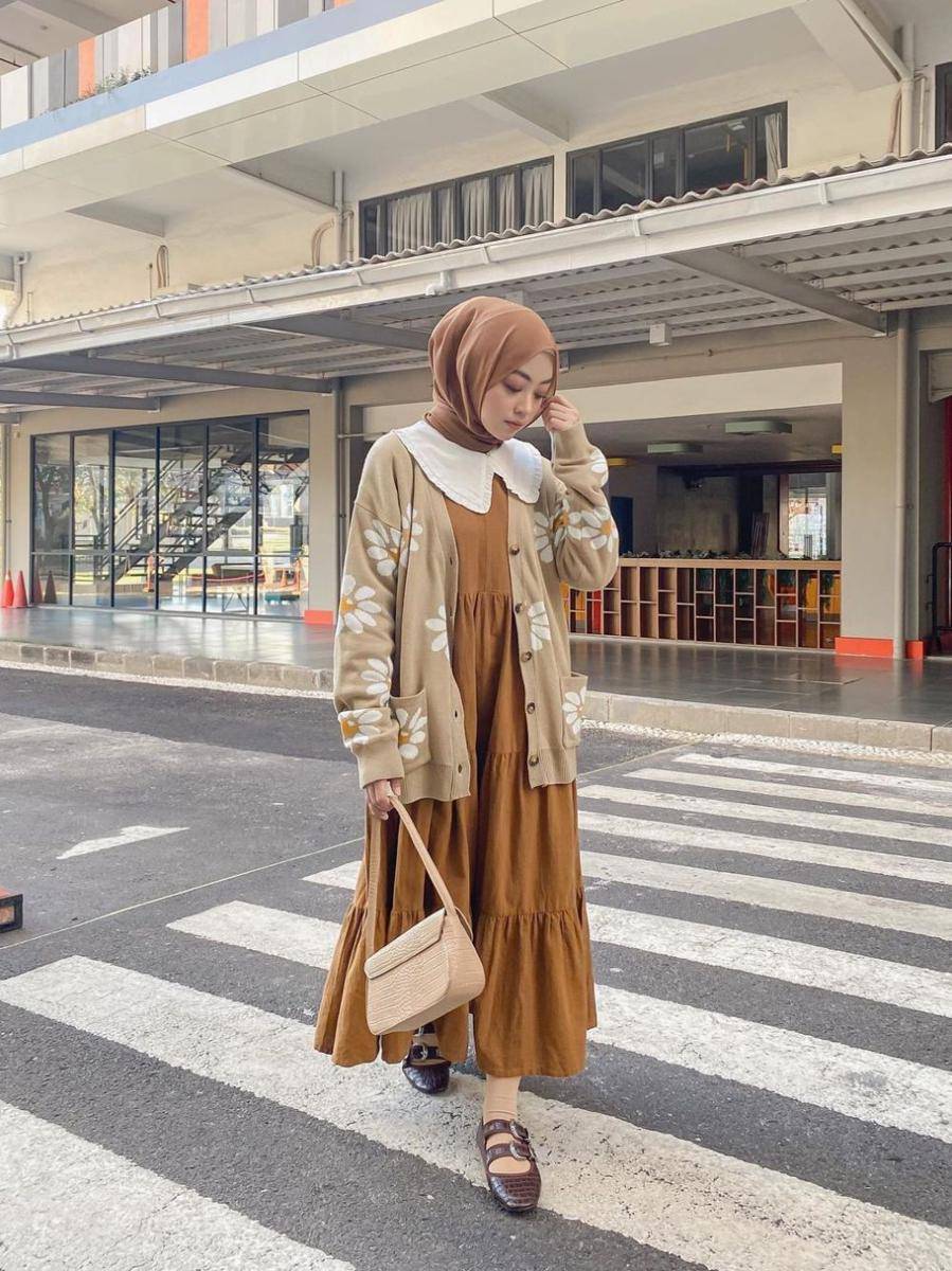 OOTD hijab dengan knitwear ala Meirani Amalia Putri (instagram.com/meiraniap)