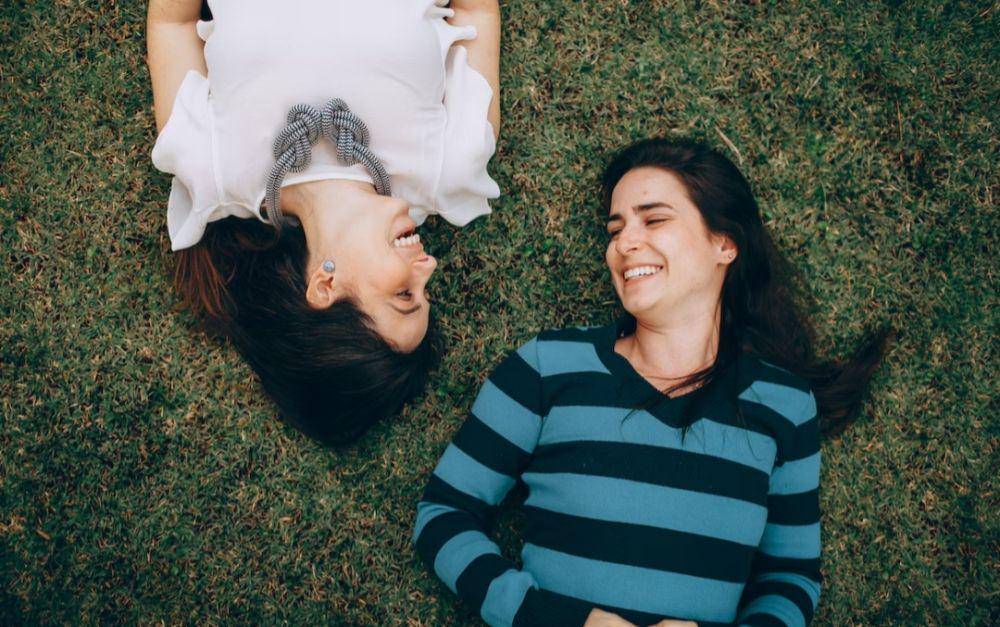 ilustrasi wanita yang tertawa (unsplash.com/Helena Lopes)