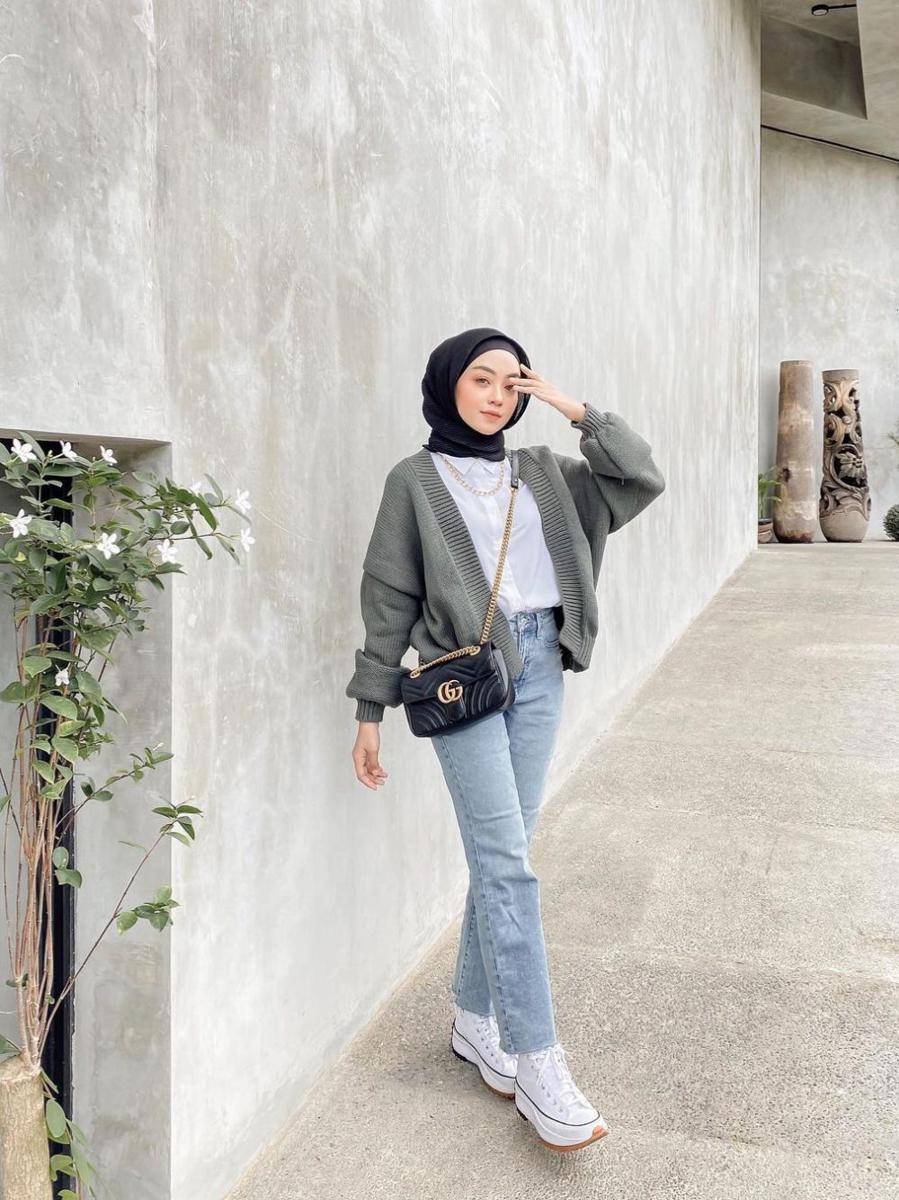 OOTD hijab dengan knitwear ala Meirani Amalia Putri (instagram.com/meiraniap)