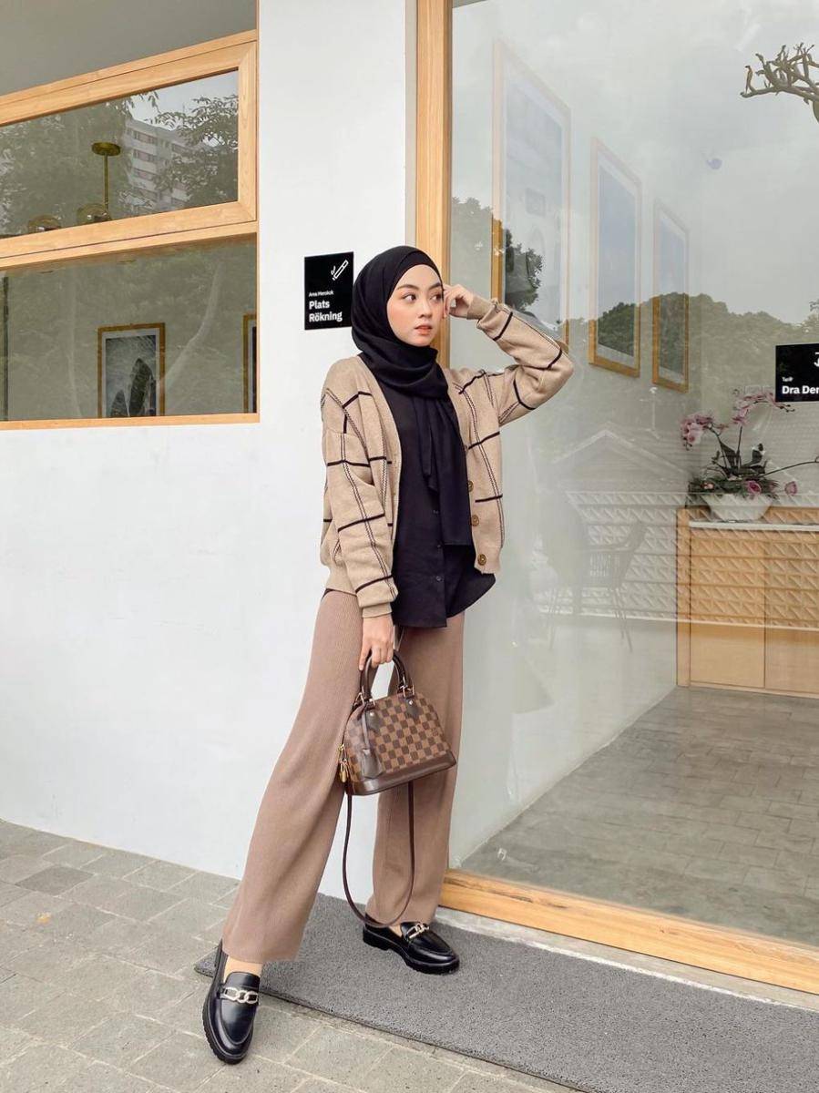 OOTD hijab dengan knitwear ala Meirani Amalia Putri (instagram.com/meiraniap)