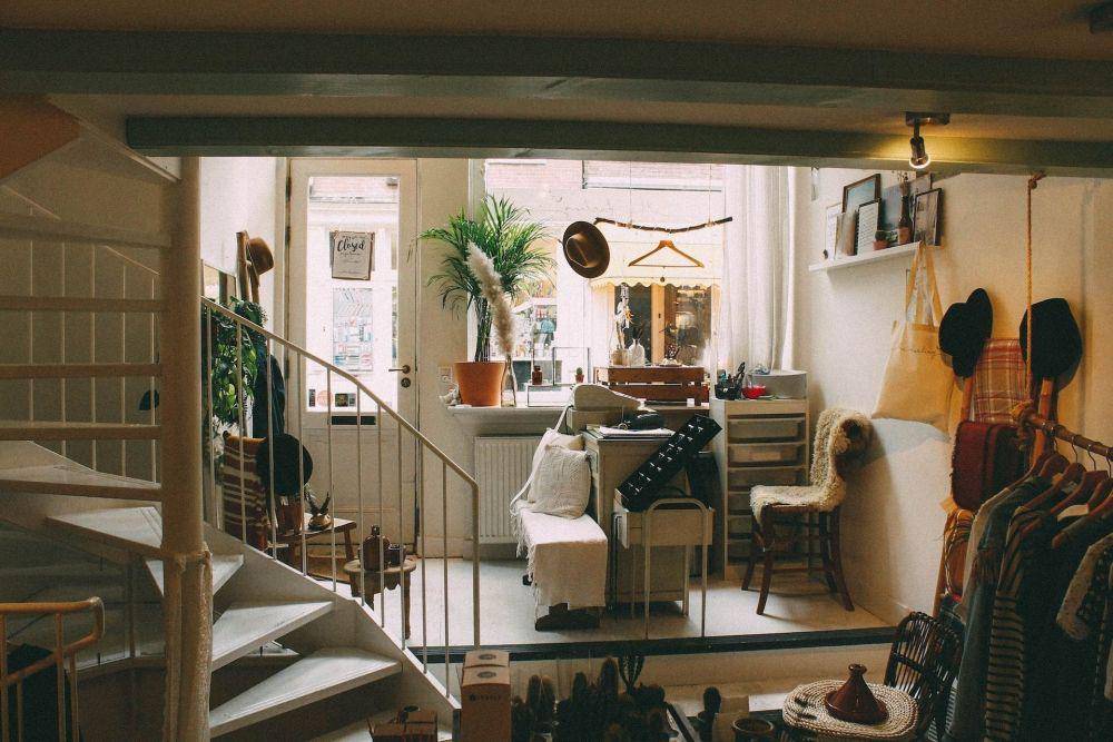 ilustrasi interior rumah yang menyimpan terlalu banyak barang (unsplash.com/eduard)