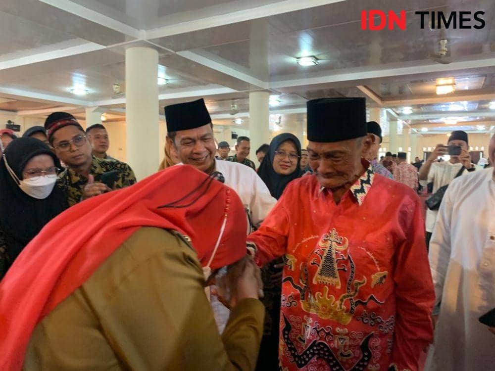 Peserta Haji Bandar Lampung tertua. (IDN Times/Rohmah Mustaurida)