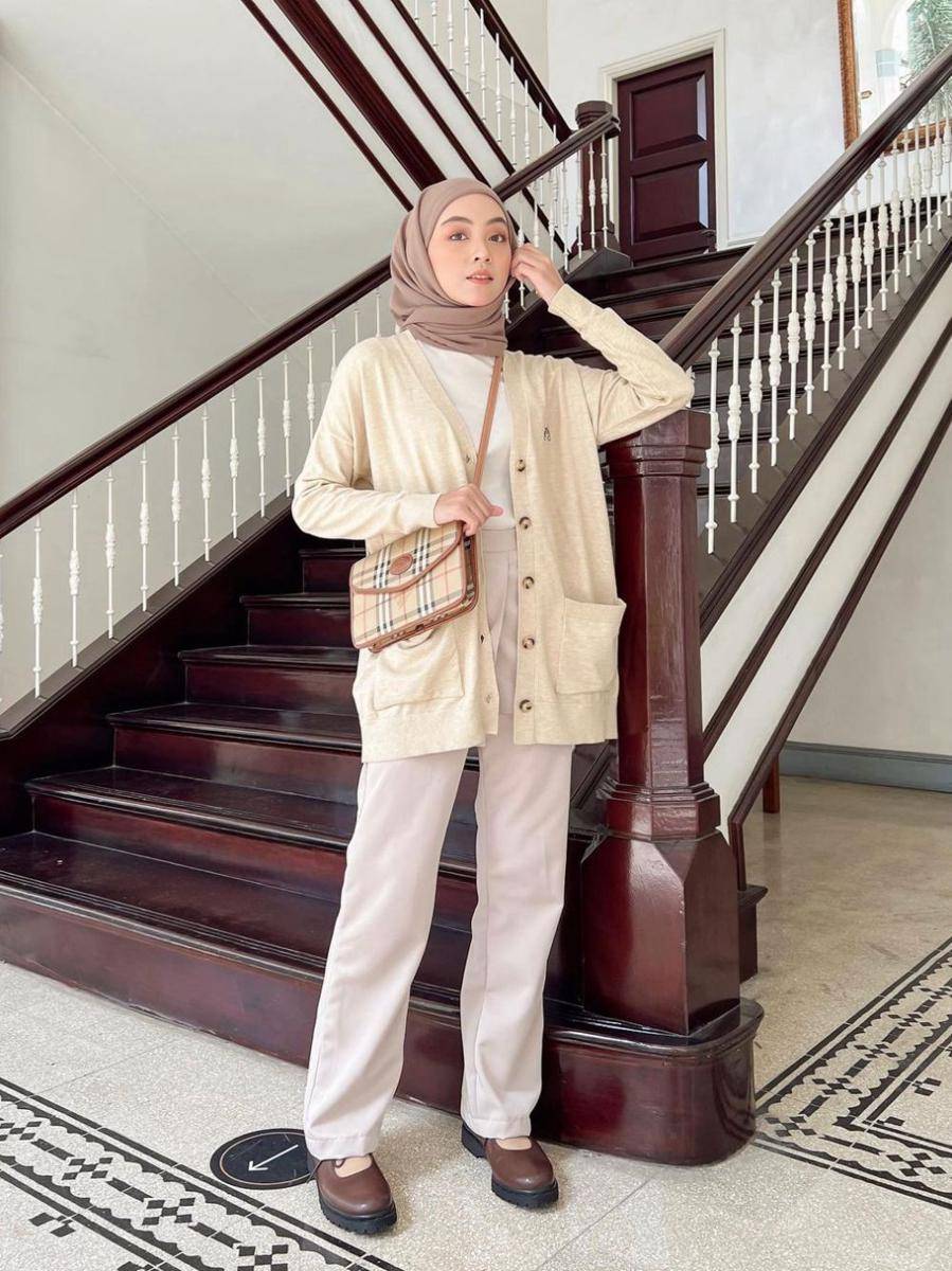 OOTD hijab dengan knitwear ala Meirani Amalia Putri (instagram.com/meiraniap)