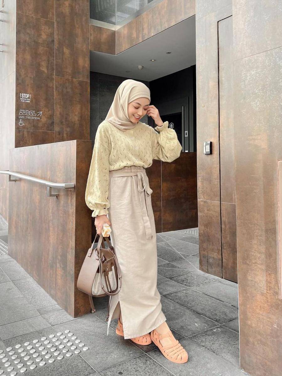 OOTD hijab dengan knitwear ala Meirani Amalia Putri (instagram.com/meiraniap)