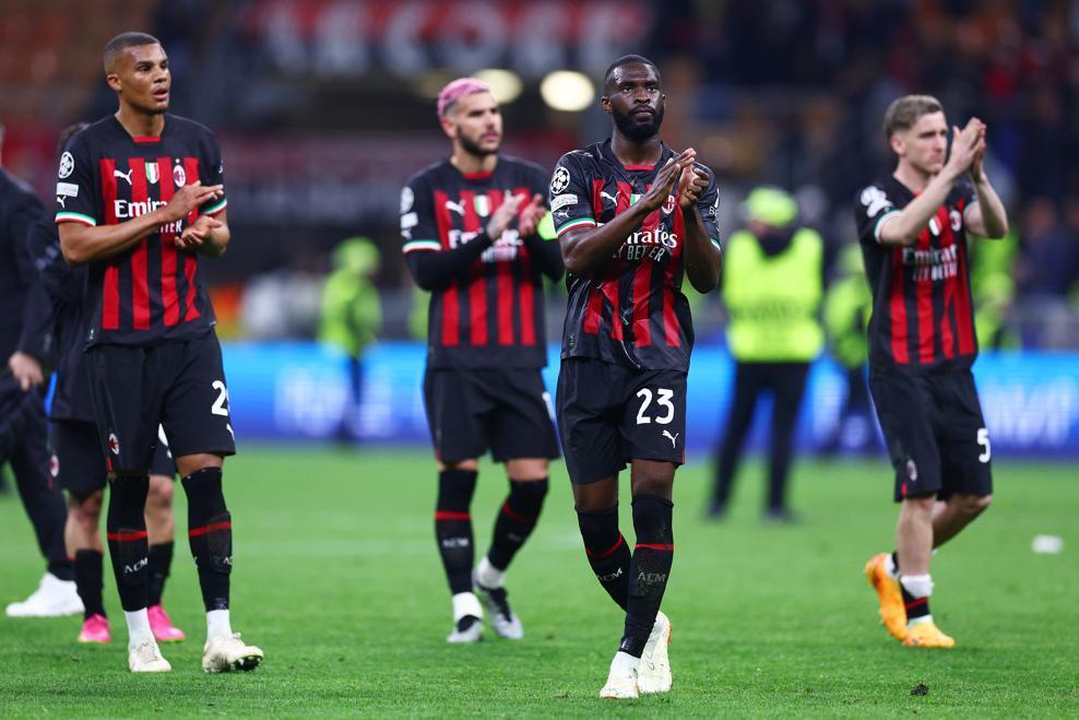 Skuad AC Milan menyapa fans usai pertandingan. (uefa.com)