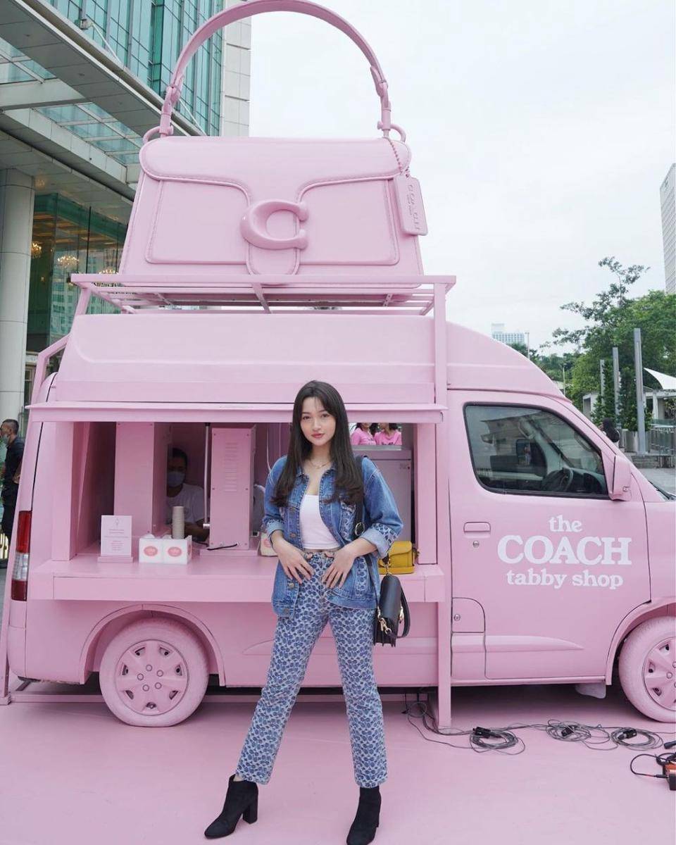 OOTD pakai long pants ala Megan Domani (instagram.com/megandomani1410)