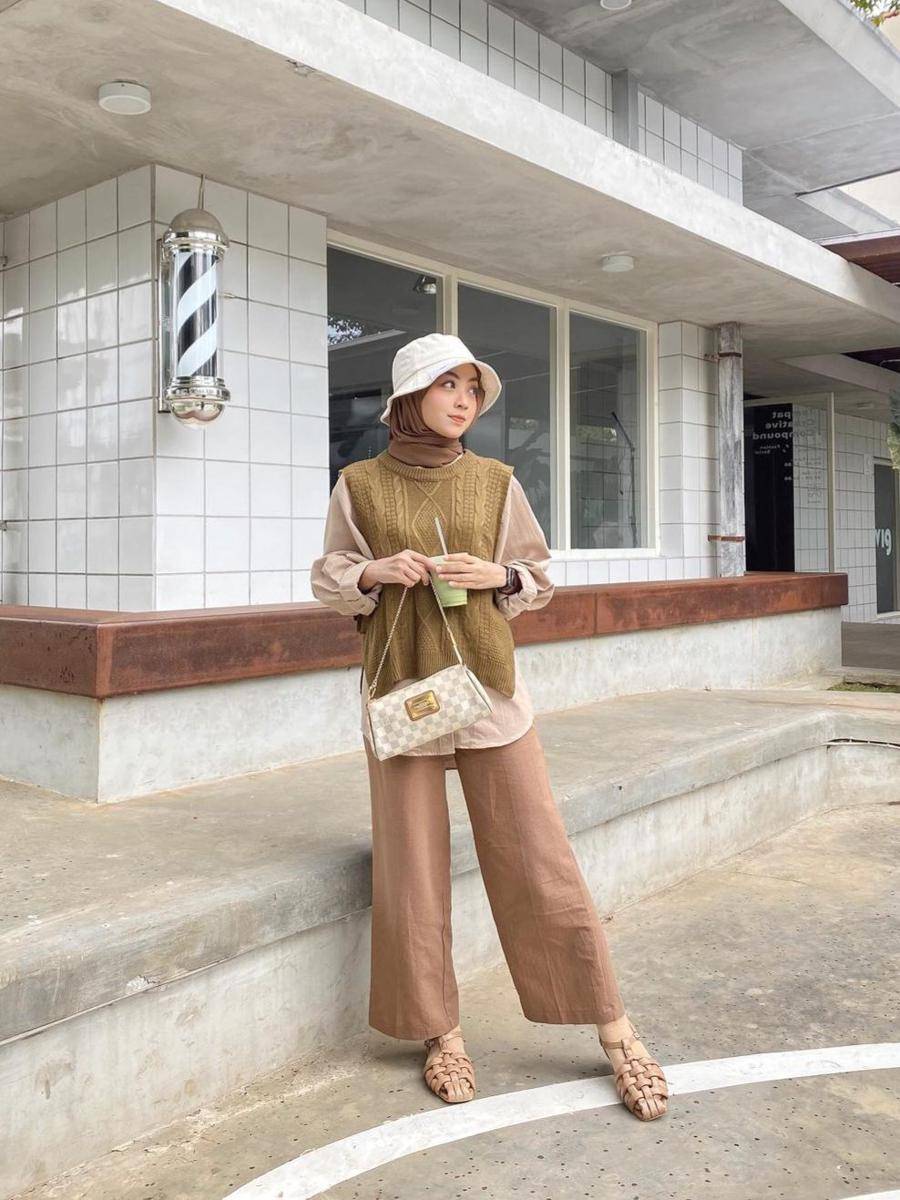 OOTD hijab dengan knitwear ala Meirani Amalia Putri (instagram.com/meiraniap)