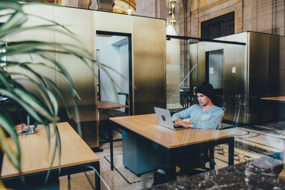 Ilustrasi pria sedang menyendiri (Unsplash.com/Crew)
