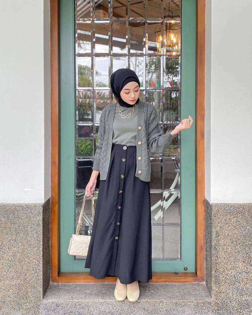 OOTD hijab dengan knitwear ala Meirani Amalia Putri (instagram.com/meiraniap)