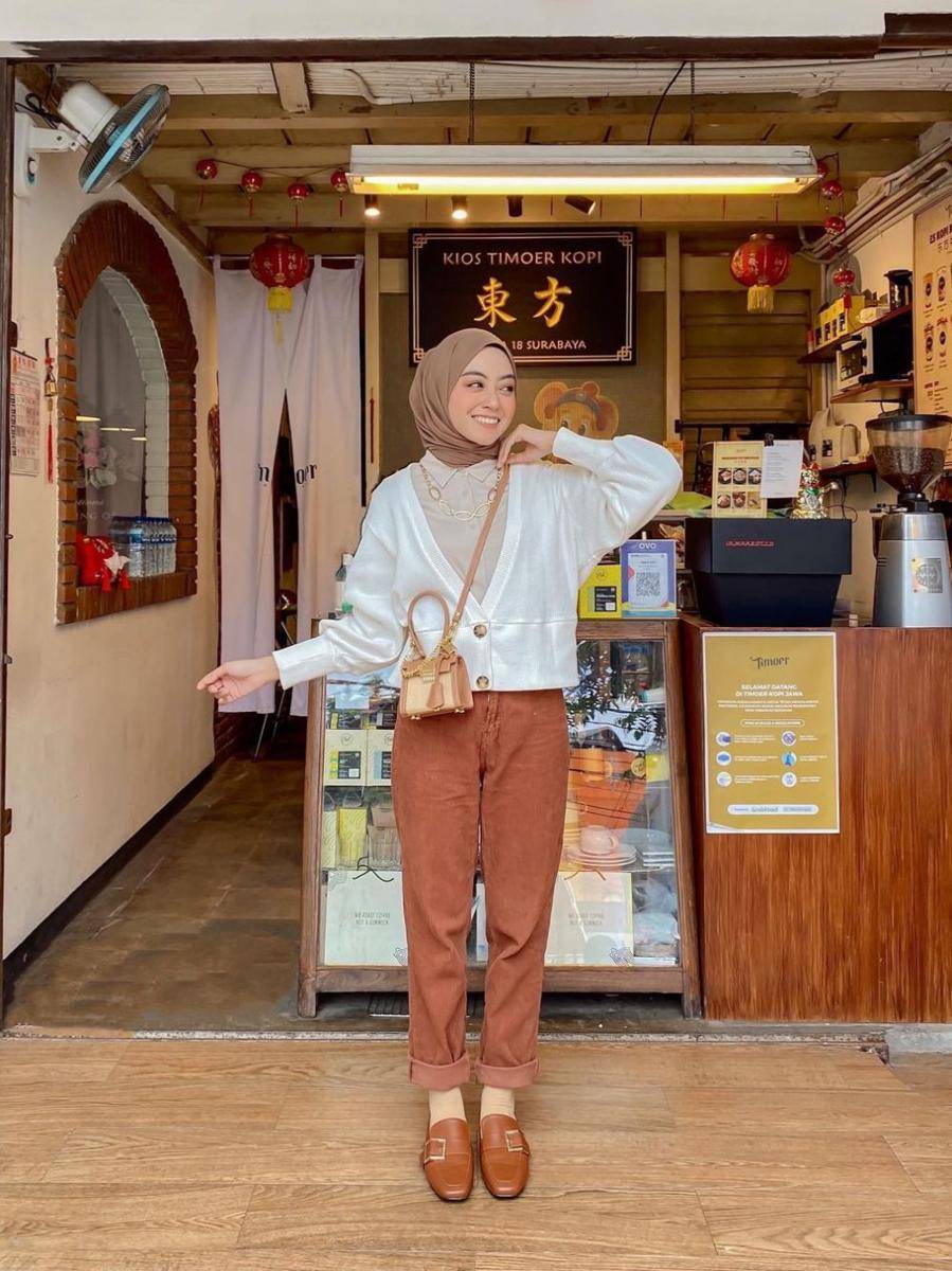 OOTD hijab dengan knitwear ala Meirani Amalia Putri (instagram.com/meiraniap)