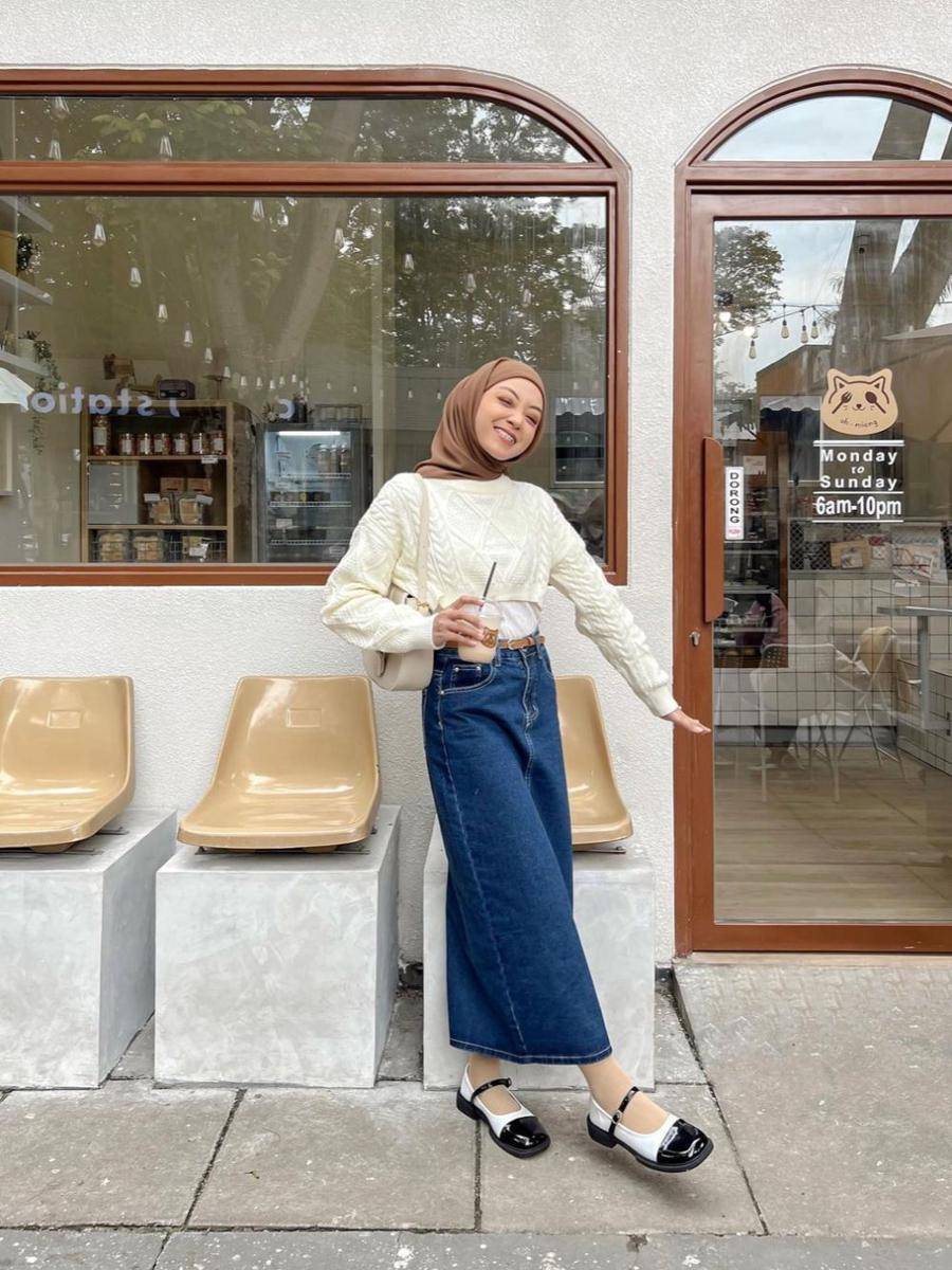OOTD hijab dengan knitwear ala Meirani Amalia Putri (instagram.com/meiraniap)
