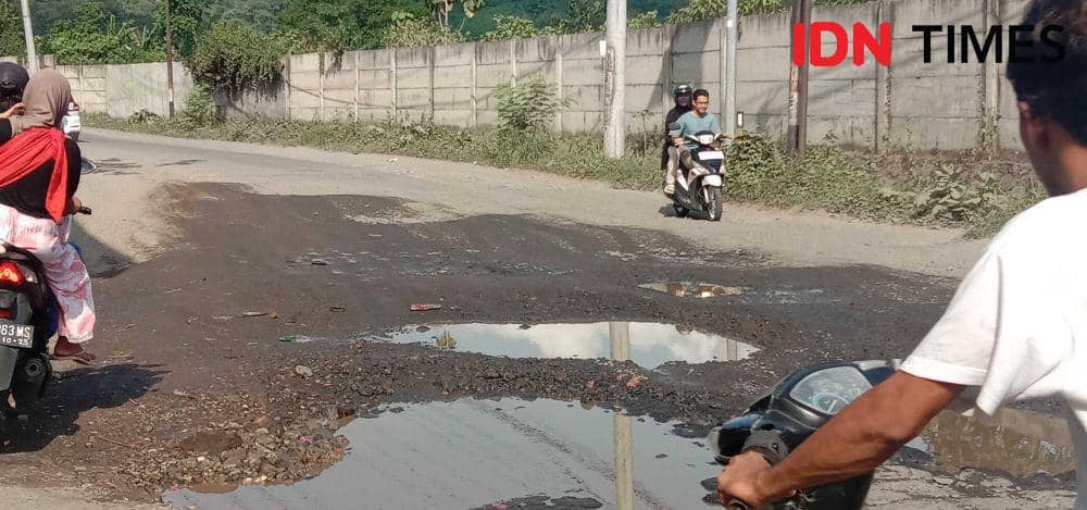 Ruas jalan Lembar - Pelabuhan Gili Mas Lombok Barat yang rusak parah. (IDN Times/Muhammad Nasir)