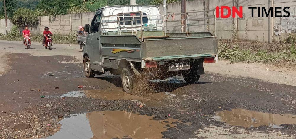 Jalan yang rusak parah di ruas Lembar - Pelabuhan Gili Mas Lombok Barat. (IDN Times/Muhammad Nasir)